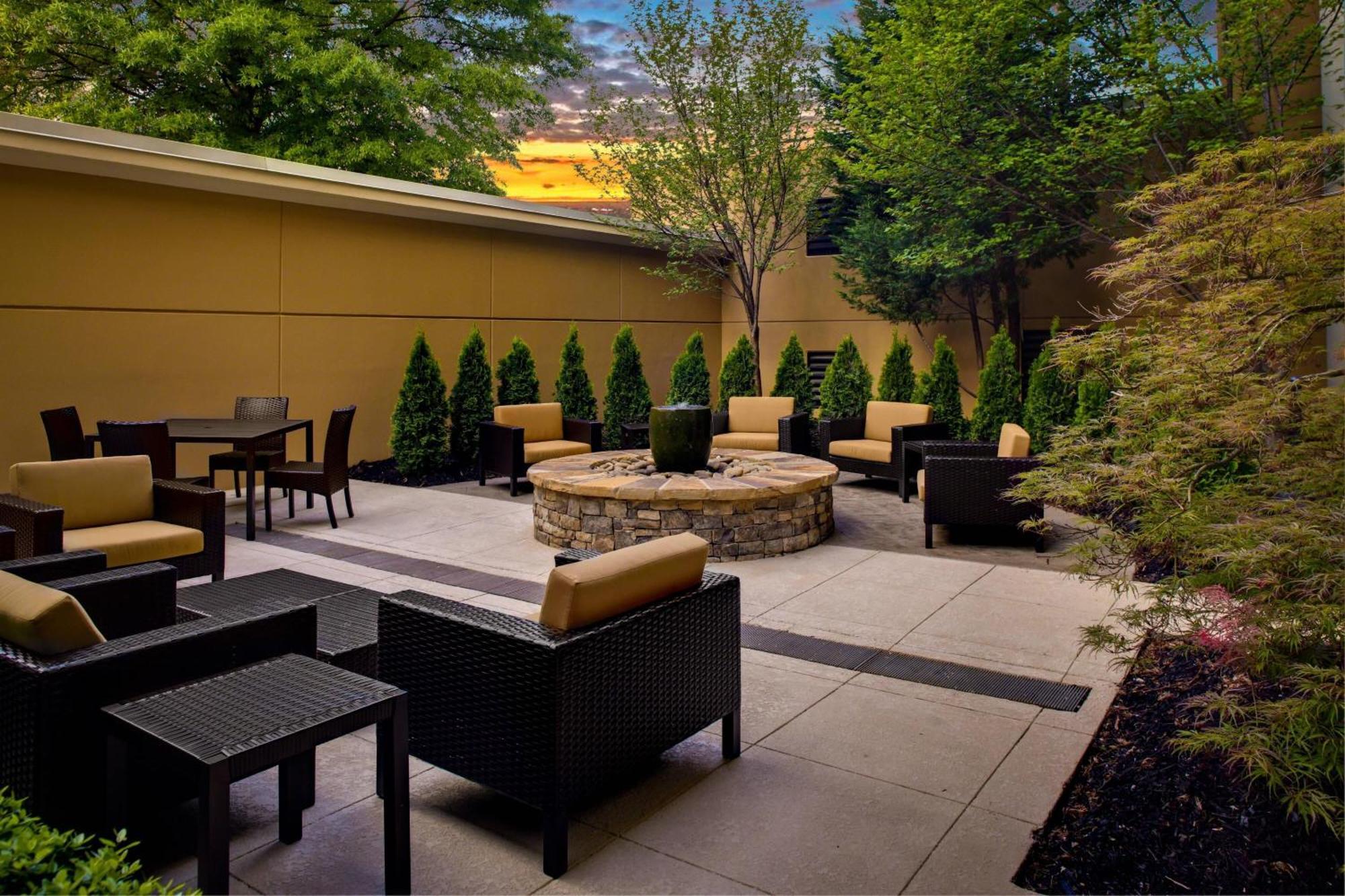 Courtyard By Marriott Atlanta Buckhead Hotel Exterior photo